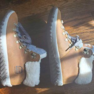 Sorel waterproof ankle boot (never worn)